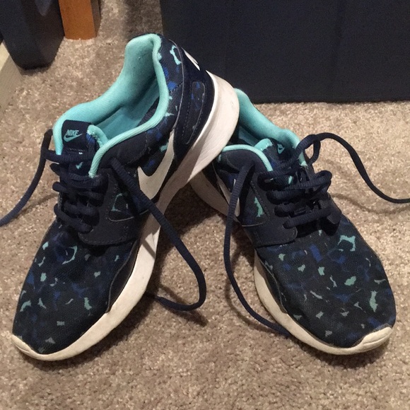 Nike Shoes - Nike Roshe